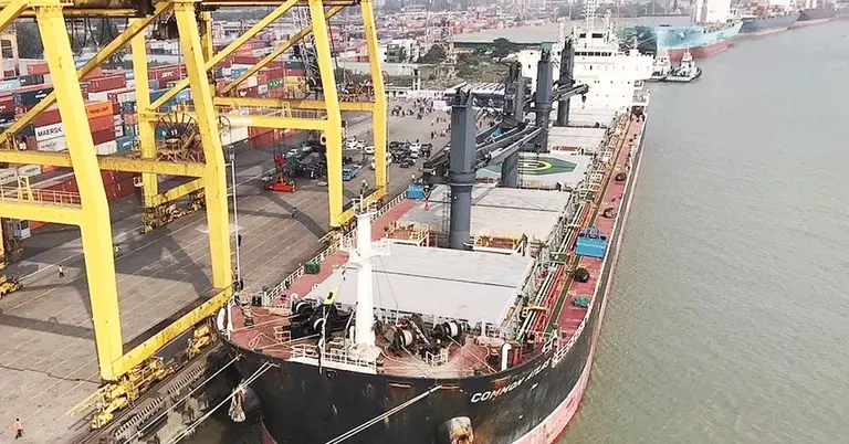 বন্দরে থাকা জাহাজ